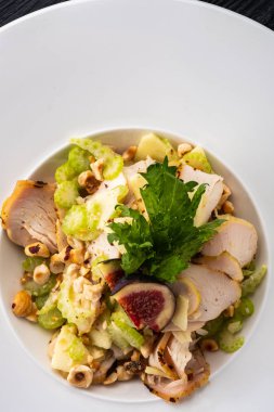 Izgara tavuk göğsü salatası incir, yeşil elma, kereviz, fındık ve Parmesan ile
