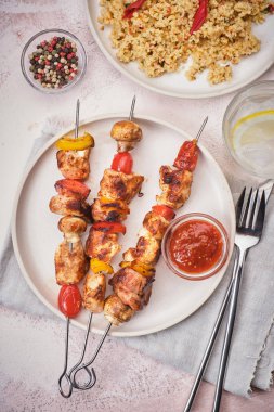 Mantarlı şiş kebap, çeri domates ve tatlı biber, Izgara et şiş.