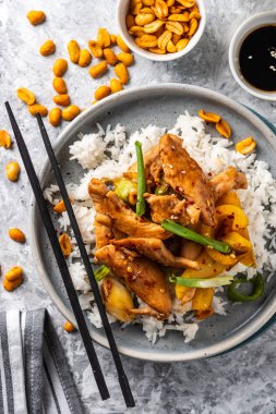 Kung Pao tavuk, tavuk, fıstık, sebze ve biber ile tavada Çin sichuan geleneksel sichuan çanak.