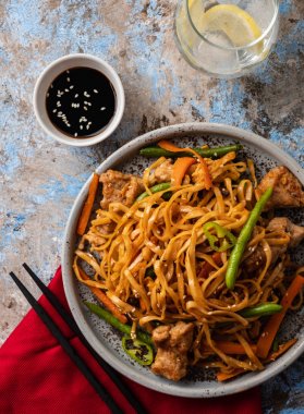 Teriyaki soslu domuz eti ile Asya erişte, yeşil fasulye, havuç ve shiitake mantar ile. Üstte görüntü.