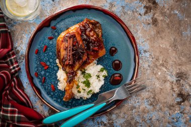 Ördek bacak pirinç ve goji çilek ile confit. Geleneksel Fransız mutfağı. Yukarıdan görüntüle.