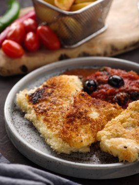 Domates-zeytin soslu ve patatesli kızarmış balık