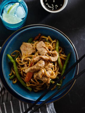 Teriyaki soslu domuz eti ile Asya erişte, yeşil fasulye, havuç ve shiitake mantar ile. Üstte görüntü.
