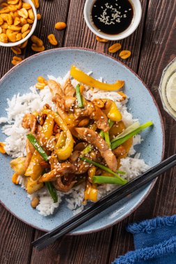 Kung Pao tavuk, tavuk, fıstık, sebze ve biber ile tavada Çin sichuan geleneksel sichuan çanak. Kung pao tavuk pilavı , Çin yemekleri. 