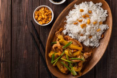 Kung Pao tavuk, tavuk, fıstık, sebze ve biber ile tavada Çin sichuan geleneksel sichuan çanak. Üst te. Kopyalama alanı.