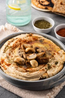 Mantar ve soğan ile geleneksel Akdeniz humus. Kırmızı biber, zeytinyağı, soğan, mantar ve baharatile Klasik Humus.