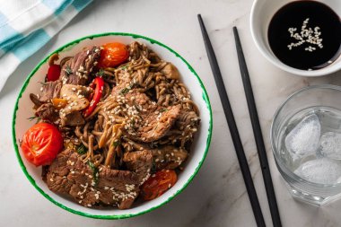 Sığır eti, mantar, kiraz domates ve tatlı biber ile Soba erişte. Asya mutfağı.