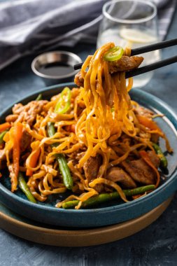 Teriyaki soslu domuz eti ile Asya erişte, yeşil fasulye, havuç ve shiitake mantar ile