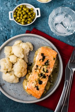 Ananas ve karnabahar ile Solomon fileto. Sebzeli balık. Üstte görüntü.