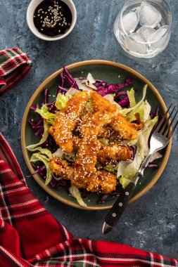 Sıcak cam tavuk, salata susam serpilir. Çin mutfağı. Asya kültür.