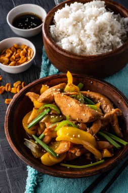 Kung Pao tavuk, tavuk, fıstık, sebze ve biber ile tavada Çin sichuan geleneksel sichuan çanak.