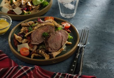 Sıcak sığır istiridye mantar, domates ve yeşillik salatası