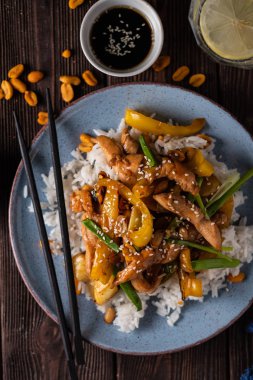 Kung Pao tavuk, tavuk, fıstık, sebze ve biber ile tavada Çin sichuan geleneksel sichuan çanak. Kung pao tavuk pilavı , Çin yemekleri. 