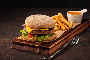 Marine soğan ve kırmızı biber ile lezzetli taze ev yapımı cheeseburger. Peynir ve Sebzeli Beef Burger