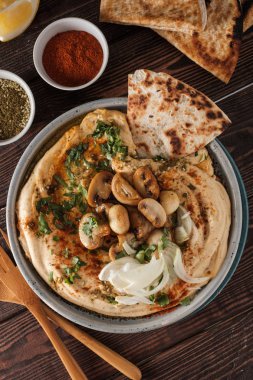 Mantar ve soğan ile geleneksel Akdeniz humus. Kırmızı biber, zeytinyağı, soğan, mantar ve baharatile Klasik Humus.