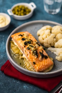 Ananas ve karnabahar ile Solomon fileto. Sebzeli balık.