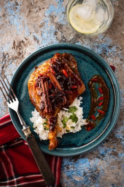 Ördek bacak pirinç ve goji çilek ile confit. Geleneksel Fransız mutfağı. Yukarıdan görüntüle.