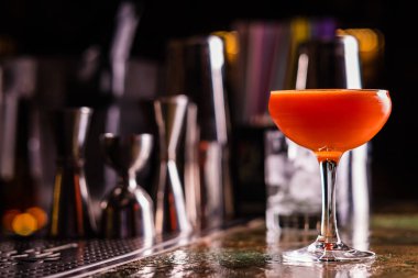 Barda alkollü portakal kokteyli. Havuç Kokteyli