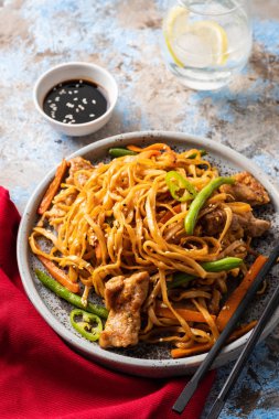Teriyaki soslu domuz eti ile Asya erişte, yeşil fasulye, havuç ve shiitake mantar ile