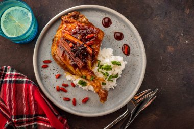 Ördek bacak pirinç ve goji çilek ile confit. Geleneksel Fransız mutfağı. Yukarıdan görüntüle.