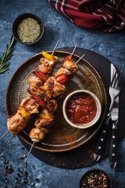 Mantarlı Tavuk Şiş kebap, çeri domates ve tatlı biber, Izgara et şişler. Üstte görüntü.