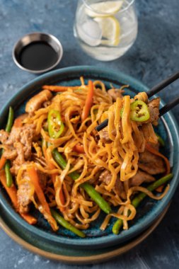 Teriyaki soslu domuz eti ile Asya erişte, yeşil fasulye, havuç ve shiitake mantar ile. Üstte görüntü.