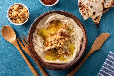 Nohut, kırmızı biber, zeytinyağı ve oryantal baharatlar ile Klasik Humus. Nohut ve tahinmakarna Akdeniz popüler snack. Üst te. Düz yatıyordu.