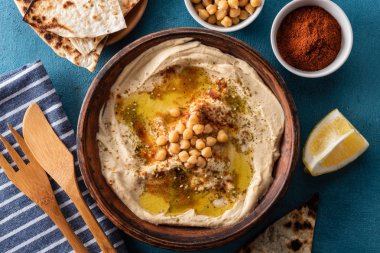 Nohut, kırmızı biber, zeytinyağı ve oryantal baharatlar ile Klasik Humus. Nohut ve tahinli makarna Akdeniz popüler snack.