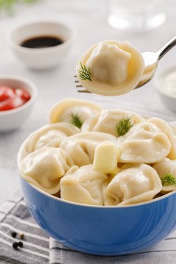 Ev yapımı et köfte - Rus pelmeni. Köfte, et, mantı dolu. Dolgulu Köfte.