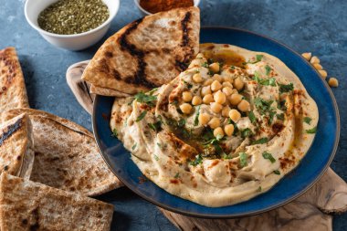 Nohut, kırmızı biber, zeytinyağı ve oryantal baharatlar ile Klasik Humus. Nohut ve tahinli makarna Akdeniz popüler snack.