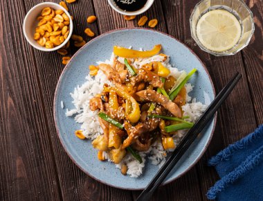 Kung Pao tavuk, tavuk, fıstık, sebze, ric ile tavada Çin sichuan geleneksel sichuan çanak