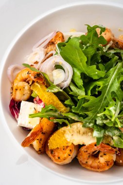 Taze Sicilya salata karides, roka, peynir ve olgun portakal dilimleri ile