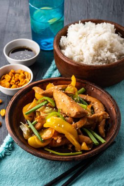 Kung Pao tavuk, tavuk, fıstık, sebze ve biber ile tavada Çin sichuan geleneksel sichuan çanak. Kung pao tavuk pilavı , Çin yemekleri. 