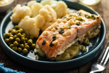 Ananas ve karnabahar ile Solomon fileto. Sebzeli balık. Yakından kapatın. Sığ alan derinliği