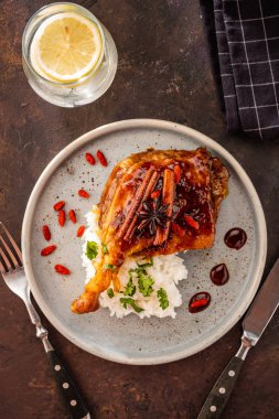 Ördek bacak pirinç ve goji çilek ile confit. Geleneksel Fransız mutfağı. Yukarıdan görüntüle.