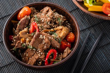 Sığır eti, mantar, kiraz domates ve tatlı biber ile Soba erişte. Asya mutfağı.