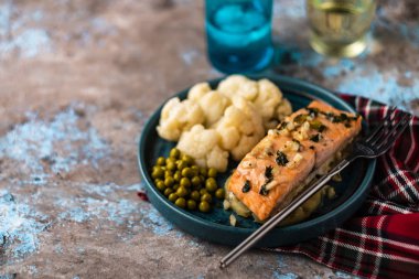 Ananas ve karnabahar ile Solomon fileto. Sebzeli balık. Copyspace.
