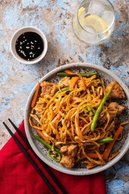 Teriyaki soslu domuz eti ile Asya erişte, yeşil fasulye, havuç ve shiitake mantar ile. Üstte görüntü.