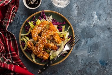 Sıcak cam tavuk, salata susam serpilir. Çin mutfağı. Asya kültür.