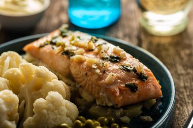 Ananas ve karnabahar ile Solomon fileto. Sebzeli balık. Yakından kapatın. Sığ alan derinliği