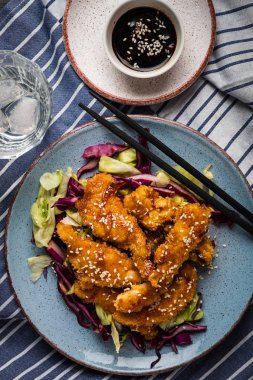 Sıcak cam tavuk, salata susam serpilir. Çin mutfağı. Asya kültür.