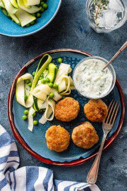 Tavuk köfte ile kabak salatası ve yeşil bezelye, sarımsak-yoğurt sos ile