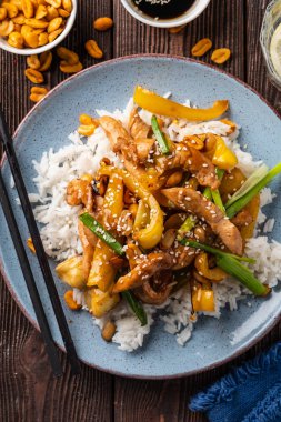 Kung Pao tavuk, tavuk, fıstık, sebze ve biber ile tavada Çin sichuan geleneksel sichuan çanak.