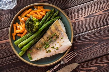 Kuşkonmaz, brokoli ve havuçlu tünek fileto. Kızarmış balık ve yahni..