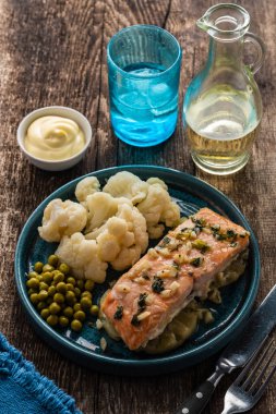 Ananas ve karnabahar ile Solomon fileto. Sebzeli balık.