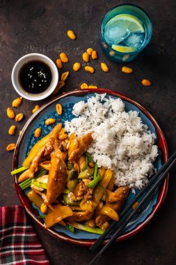 Kung Pao tavuk, tavuk, fıstık, sebze ve biber ile tavada Çin sichuan geleneksel sichuan çanak. Kung pao tavuklu pilav, Çin yemeği. Üstte görüntü.