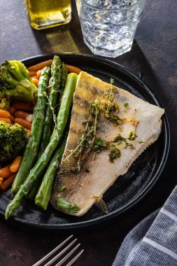 Kuşkonmaz, brokoli ve havuçlu tünek fileto. Kızarmış balık ve yahni..