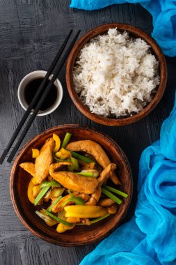 Kung Pao tavuk, tavuk, fıstık, sebze ve biber ile tavada Çin sichuan geleneksel sichuan çanak.