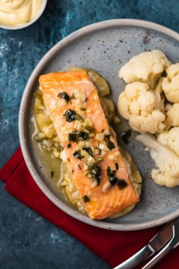 Ananas ve karnabahar ile Solomon fileto. Sebzeli balık. Kapat, üstte görüş.