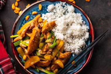 Kung Pao tavuk, tavuk, fıstık, sebze ve biber ile tavada Çin sichuan geleneksel sichuan çanak. Üst te. Yakın çekim.
